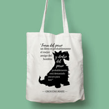 Cargar imagen en el visor de la galería, Tote bag color natural con asa natural de la colección Quotes &amp; Co con ilustración de perro y cita de Groucho Marx.