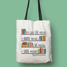 Cargar imagen en el visor de la galería, Tote bag Miguel de Cervantes &#39;El que lee mucho&#39;