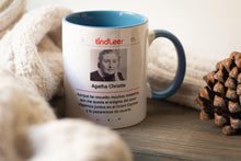Cargar imagen en el visor de la galería, Taza blanca con aza azul de Agatha Christie
