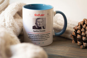 Taza blanca con aza azul de Agatha Christie