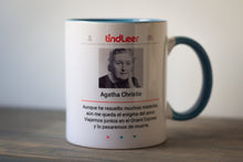 Cargar imagen en el visor de la galería, Taza blanca con aza azul de Agatha Christie