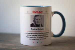 Taza blanca con aza azul de Agatha Christie