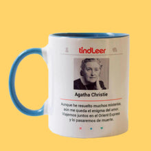 Cargar imagen en el visor de la galería, Taza blanca con asa azul de Agatha Christie