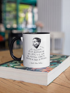 Taza blanca con asa negra con ilustración y cita de Benito Pérez Galdós.