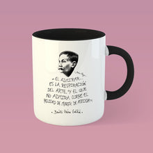 Cargar imagen en el visor de la galería, Taza blanca con asa negra con ilustración y cita de Benito Pérez Galdós.