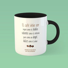 Cargar imagen en el visor de la galería, Taza blanca con asa negra de la colección Quotes &amp; Co con cita de Charles Maurice de Talleyrand sobre sobre el café.