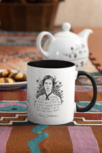 Cargar imagen en el visor de la galería, Taza blanca con asa negra con ilustración y cita de Emily Dickinson en español.