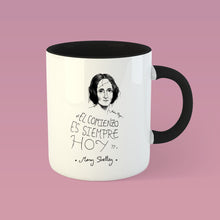 Cargar imagen en el visor de la galería, Taza blanca con asa negra con ilustración y cita de Mary Shelley en español.