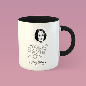 Taza blanca con asa negra con ilustración y cita de Mary Shelley en español.