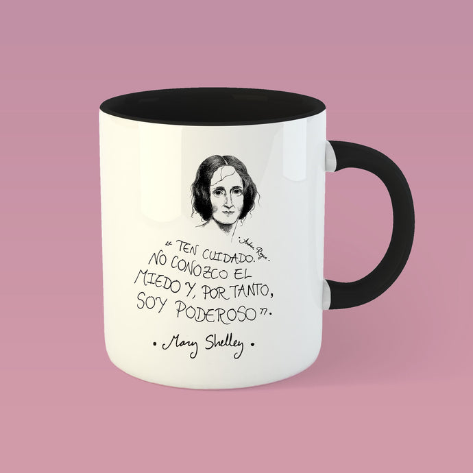 Taza blanca con asa negra con ilustración y cita de Mary Shelley en español.