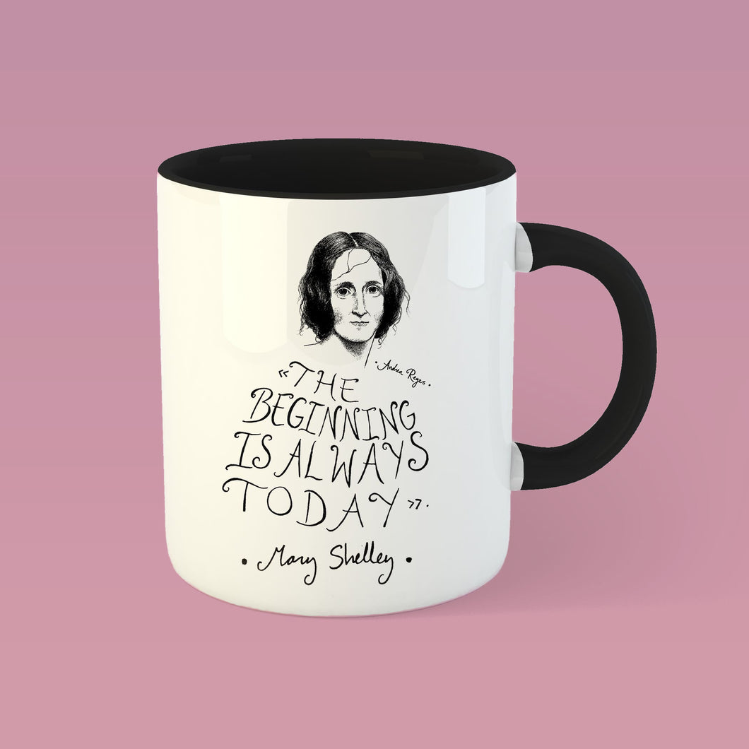 Taza blanca con asa negra con ilustración y cita de Mary Shelley en inglés.