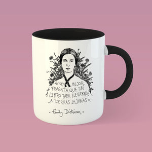 Taza blanca con asa negra con ilustración y cita de Emily Dickinson en español.