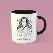 Cargar imagen en el visor de la galería, Taza blanca con asa negra con ilustración y cita de Emily Dickinson en español.