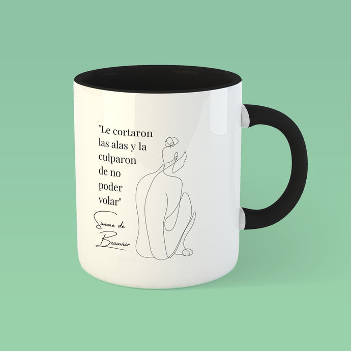 Taza blanca con asa negra de la colección de Quotes & Co con ilustración de silueta de mujer y cita de Simone de Beauvoir.