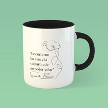 Cargar imagen en el visor de la galería, Taza blanca con asa negra de la colección de Quotes &amp; Co con ilustración de silueta de mujer y cita de Simone de Beauvoir.