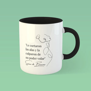 Taza blanca con asa negra de la colección de Quotes & Co con ilustración de silueta de mujer y cita de Simone de Beauvoir.