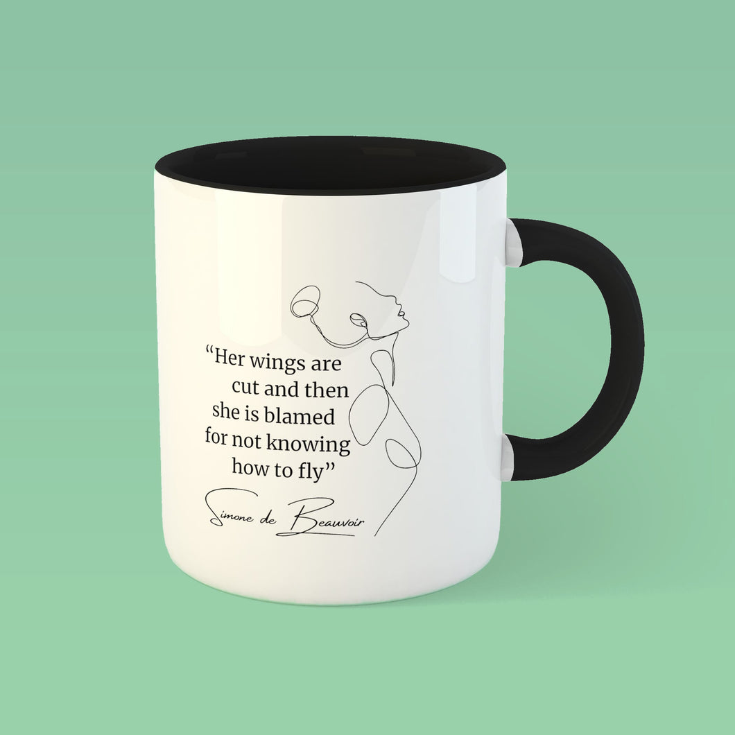 Taza blanca con asa negra de la colección de Quotes & Co con ilustración de silueta de mujer y cita de Simone de Beauvoir.