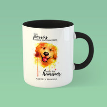 Cargar imagen en el visor de la galería, Taza blanca con asa negra de la colección de Quotes &amp; Co con ilustración de perro en acuarela y cita de Marilyn Monroe.