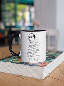 Taza blanca con asa negra con ilustración y cita de Stefan Zweig en español.