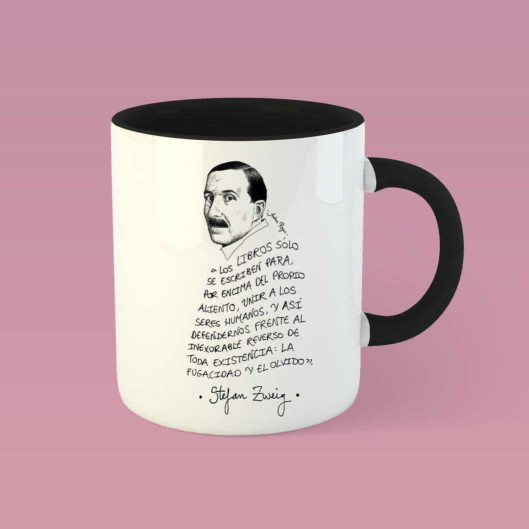 Taza blanca con asa negra con ilustración y cita de Stefan Zweig en español.