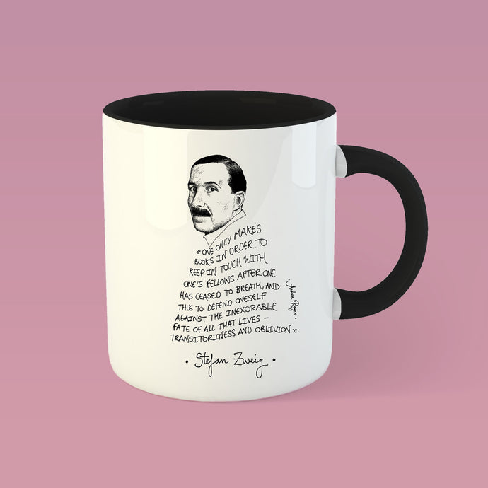 Taza blanca con asa negra con ilustración y cita de Stefan Zweig en inglés.