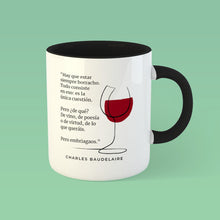 Cargar imagen en el visor de la galería, Taza blanca con asa negra de la colección Quotes &amp; Co con ilustración de copa de vino y cita de Charles Baudelaire.