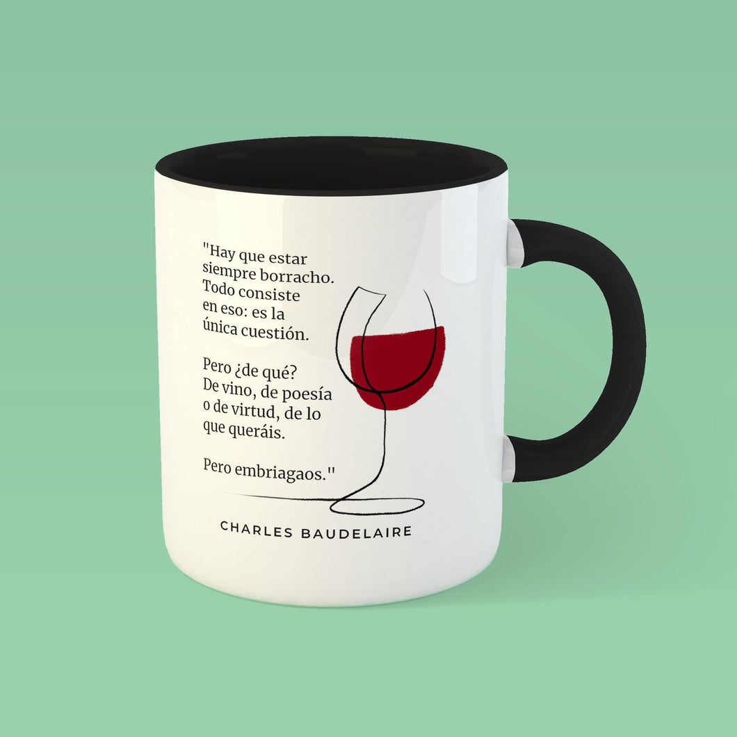 Taza blanca con asa negra de la colección Quotes & Co con ilustración de copa de vino y cita de Charles Baudelaire.