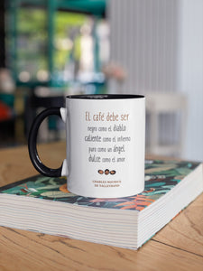 Taza blanca con asa negra de la colección Quotes & Co con cita de Charles Maurice de Talleyrand sobre sobre el café.