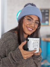 Cargar imagen en el visor de la galería, Taza blanca con asa negra de la colección Quotes &amp; Co con cita de Charles Maurice de Talleyrand sobre sobre el café.