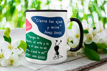 Cargar imagen en el visor de la galería, Taza blanca con asa negra de la colección Lectorix con citas de Claude Debussy, James Joyce, George Bernard Shaw y Van Gogh sobre el arte.