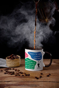 Taza blanca con asa negra de la colección Lectorix con citas de Claude Debussy, James Joyce, George Bernard Shaw y Van Gogh sobre el arte.