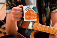 Cargar imagen en el visor de la galería, Taza blanca con asa negra de la colección Lectorix con citas de Victor Hugo, Nietzsche, Walter Pater y Platón sobre la música.