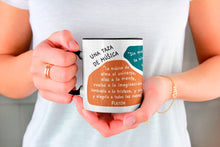 Cargar imagen en el visor de la galería, Taza blanca con asa negra de la colección Lectorix con citas de Victor Hugo, Nietzsche, Walter Pater y Platón sobre la música.