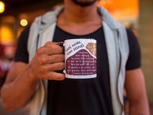 Cargar imagen en el visor de la galería, Taza blanca con asa negra de la colección Lectorix con citas de Francis Bacon, Charles Baudelaire, Victor Hugo y Martín Lutero sobre el vino.