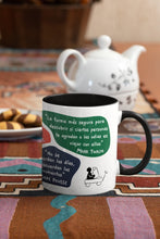 Cargar imagen en el visor de la galería, Taza blanca con asa negra de la colección Lectorix con citas de Cesare Pavese, Antonio Machado, Hipólito Taine y Mark Twain sobre los viajes.