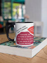 Cargar imagen en el visor de la galería, Taza blanca con asa negra de la colección Lectorix con citas de Cesare Pavese, Antonio Machado, Hipólito Taine y Mark Twain sobre los viajes.