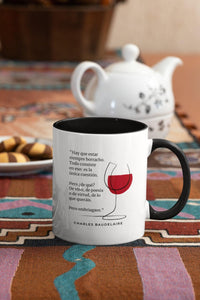 Taza blanca con asa negra de la colección Quotes & Co con ilustración de copa de vino y cita de Charles Baudelaire.