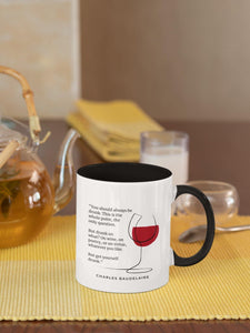Taza blanca con asa negra de la colección Quotes & Co con ilustración de copa de vino y cita de Charles Baudelaire.
