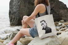 Cargar imagen en el visor de la galería, Tote bag natural con asa negra con ilustración de Albert Camus por Fernando Vicente