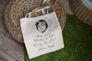 Tote bag natural con asa natural con ilustración y cita de Alejandra Pizarnik. 