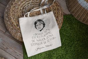 Tote bag color natural con asa natural con ilustración y cita de Alejandra Pizarnik.