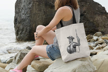 Cargar imagen en el visor de la galería, Tote bag natural con asa negra con ilustración de Don Quijote por Fernando Vicente