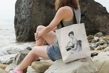 Cargar imagen en el visor de la galería, Tote bag natural con asa negra con ilustración de Jane Austen por Fernando Vicente