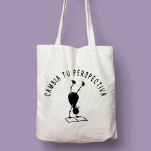 Cargar imagen en el visor de la galería, Tote bag natural con asa natural con la ilustración del personaje Lectorix y el texto &quot;Cambia tu perspectiva&quot;