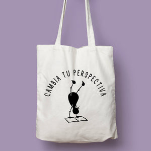 Tote bag natural con asa natural con la ilustración del personaje Lectorix y el texto "Cambia tu perspectiva"