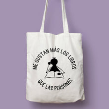 Cargar imagen en el visor de la galería, Tote bag natural con asa natural con la ilustración del personaje Lectorix y el texto &quot;Me gustan más los libros que personas&quot;