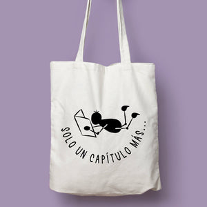 Tote bag natural con asa natural con la ilustración del personaje Lectorix y el texto "Solo un capítulo más"