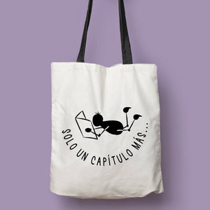 Tote bag natural con asa negra con la ilustración del personaje Lectorix y el texto "Solo un capítulo más"