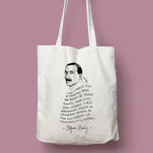 Tote bag de color natural con asa natural con ilustración y cita de Stefan Zweig en español.