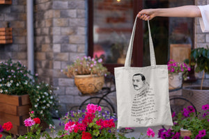 Tote bag de color natural con ilustración y cita de Stefan Zweig en español.
